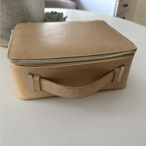 Béis cosmetic case in beige
